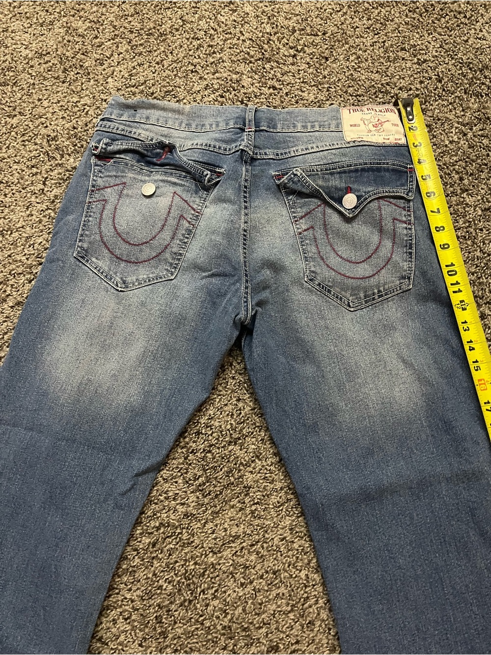 Men’s blue washed true religion jeans with patch